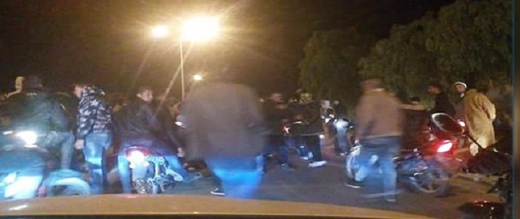 رفعوا فيها العلم الجزائري : محتجّون يبدؤون مسيرة على الأقدام من المتلوي إلى الحدود مع الجزائر